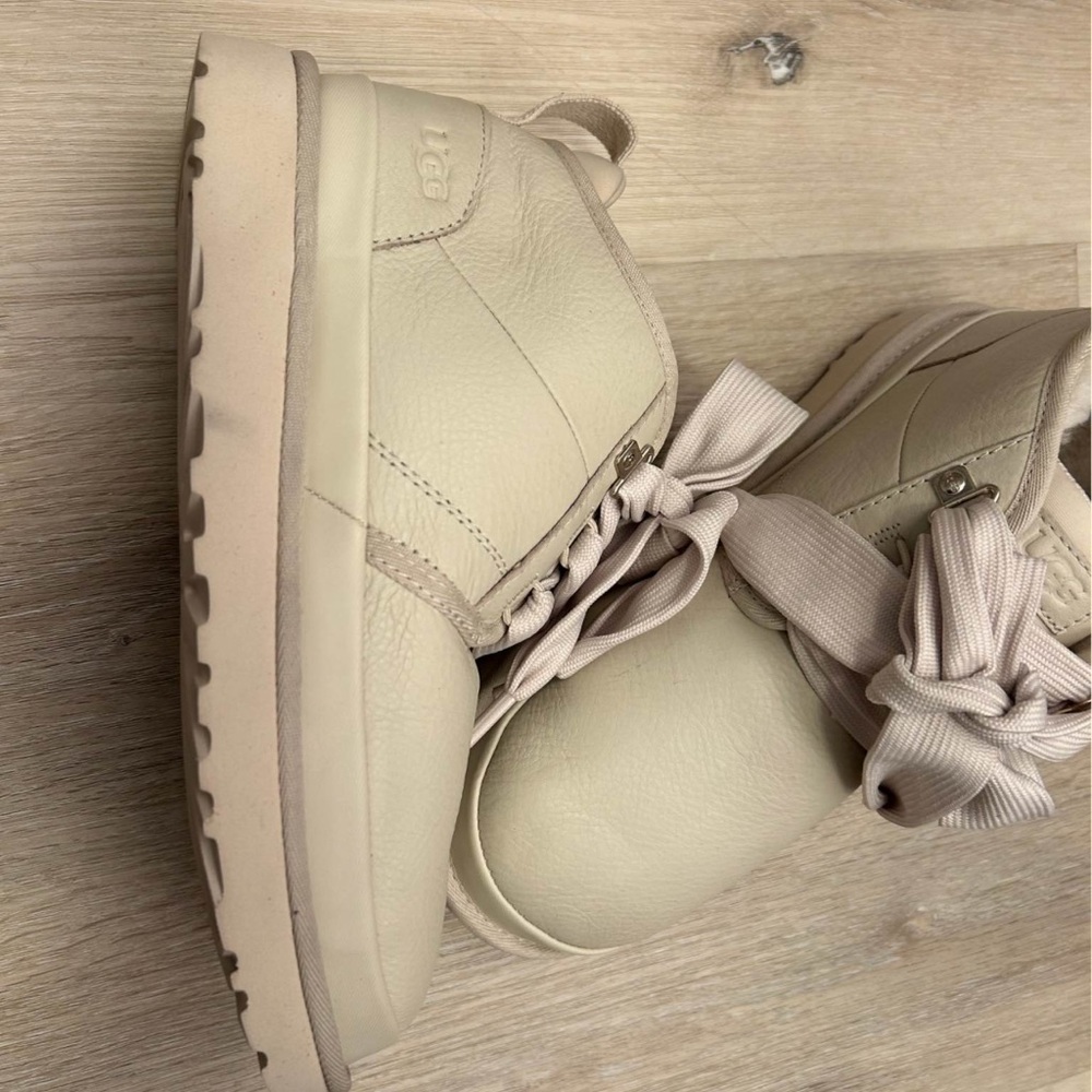 UGG Women's Neumel size9 sample boots